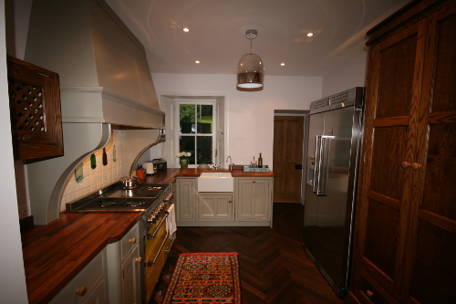 Coloured-Lacquer And Stained-Oak Kitchen