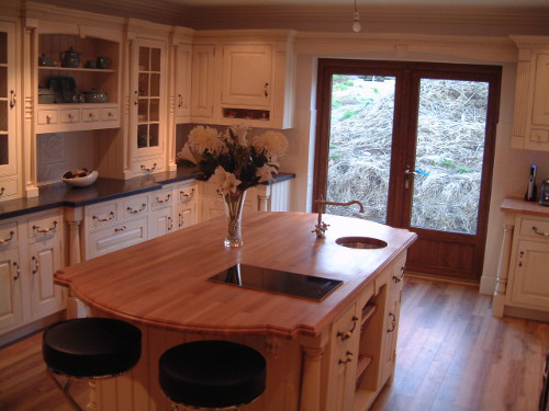 Traditional Framed Kitchen With Real Bone Handles
